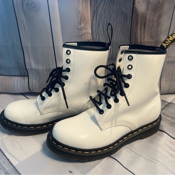Dr. Martens 11821 8 Eye Leather Boots WHITE Smooth Woman’s Sz 7 Preloved 💕 - Picture 4 of 8